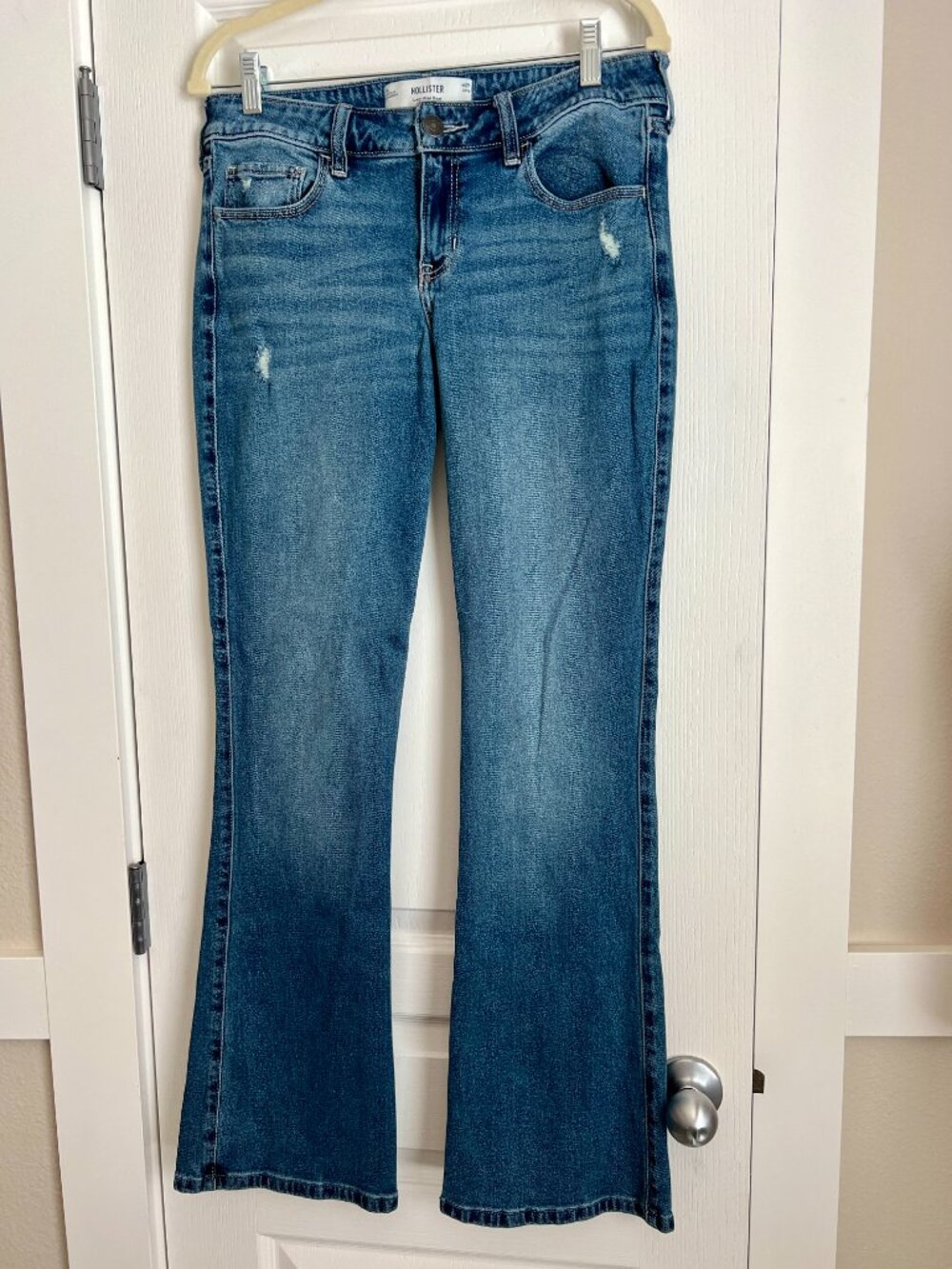 Hollister Low Rise Bootcut Distressed Medium Wash Jeans Size - 8L W29 - Picture 2 of 7